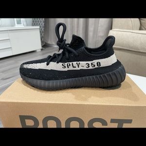 YEEZY BOOST 350 V2 CORE BLACK/CORE WHITE/CORE BLACK